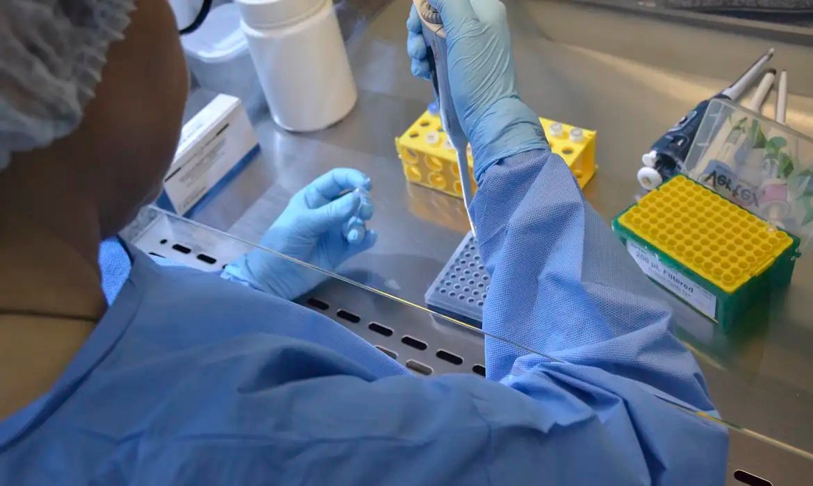 Cientista manipula testes de vacina da chikungunya