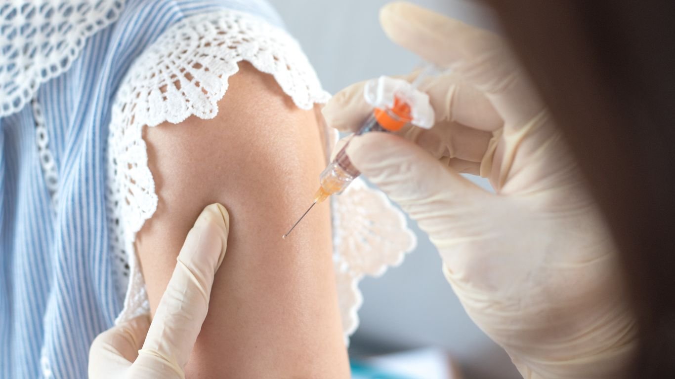 Adolescente recebe vacina contra HPV em dose única